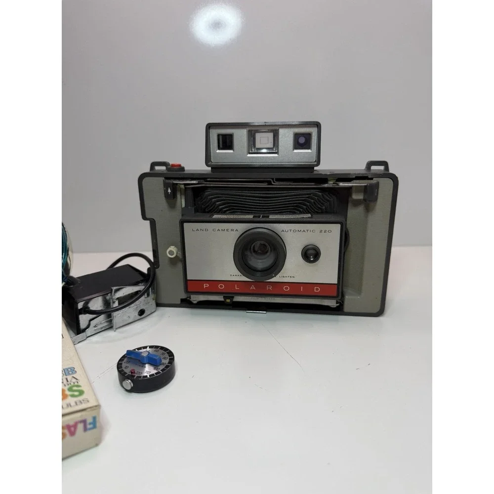 Vintage Polaroid Land Camera Automatic 220 w/ Flash,‎ Timer & Flashbulbs